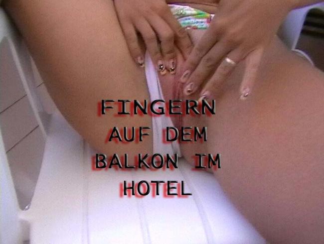 Fingern auf dem Balkon im Hotel