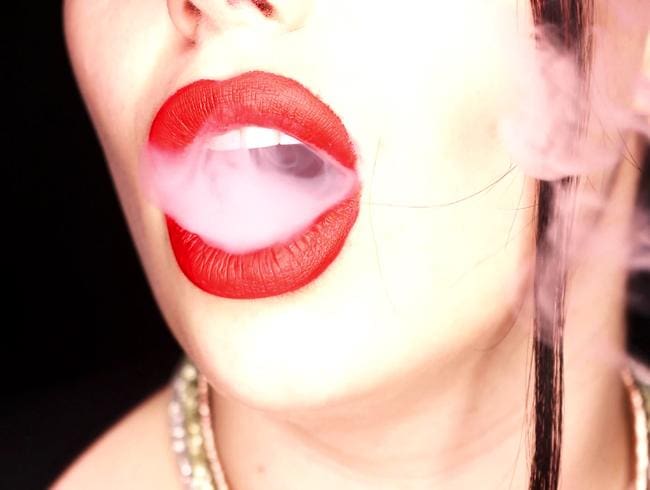 4K, das roten Lippenstift anwendet und Huka auf schwarzem Hintergrund raucht