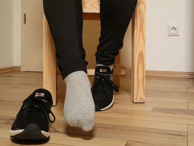 Schuh-/Sockenvideo – Dominanz – Ich hole Dir mit meinen Füßen einen runter