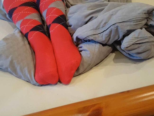 POV Fussvideo - Sockenvideo - Ich zerwühle mein Bett in Reitstiefelsocken - stilles Video