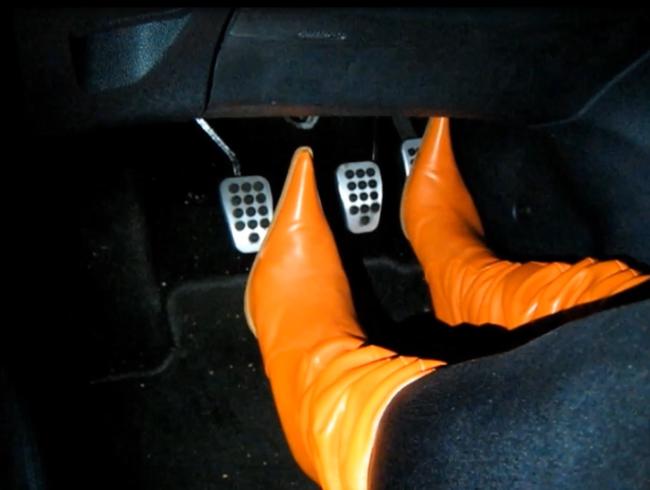 Schnell fahren in geilen orangenen Lederstiefel Pedal Pumping Revving