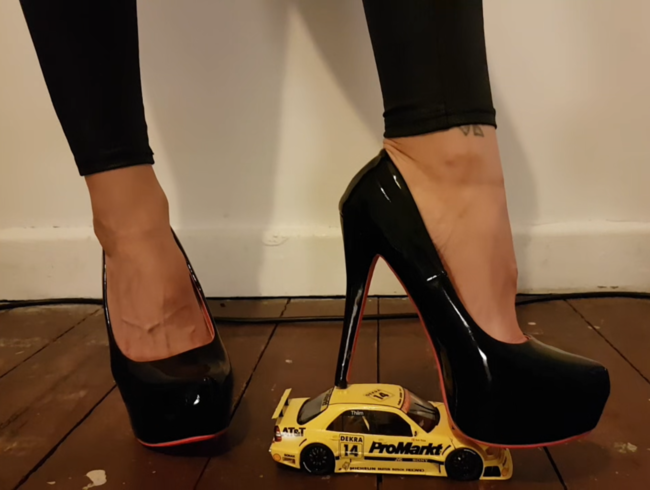 Sexy Heels crushen gelbes Modellauto