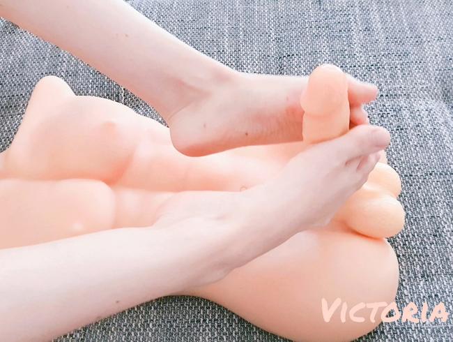 Schönheit Füße - Fußjob nackte Füße auf Dildopuppe