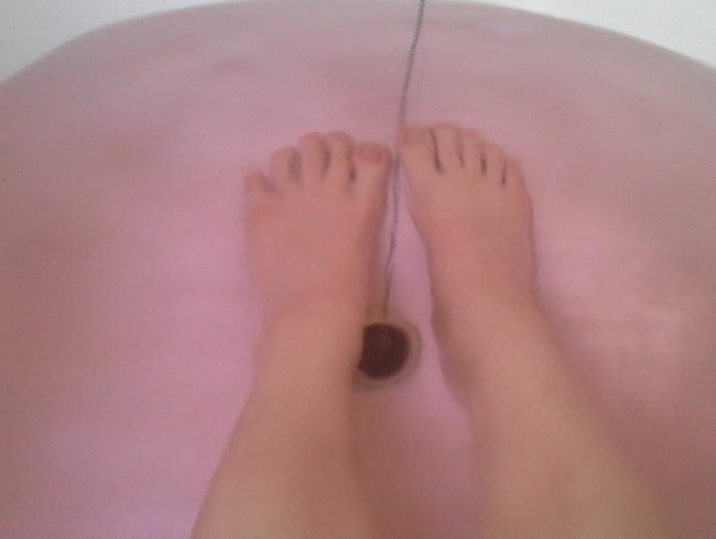Göttliche Füße in der Badewanne 2