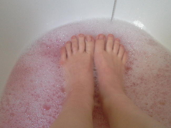 Göttliche Füße in der Badewanne
