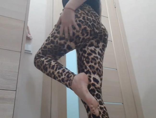 Leopardengamaschen und sexy Füße. Nasse Muschi berühren