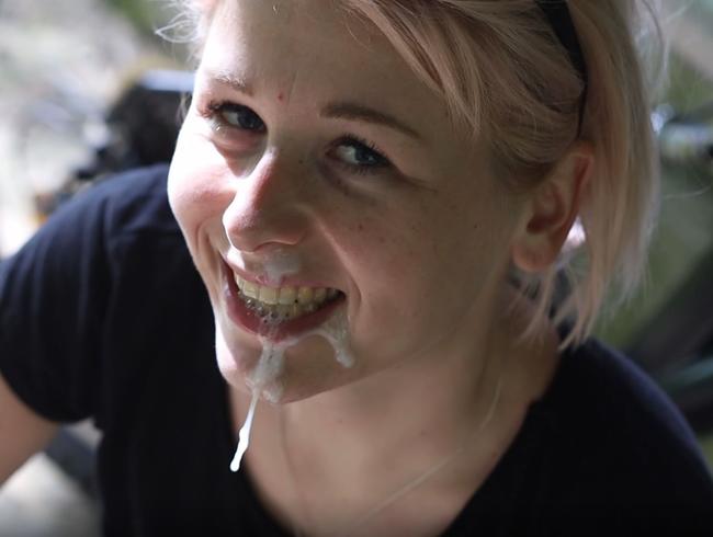 Radfahrerin hart von hinten gefickt und füllt ihren Mund mit viel Sperma von einem Fremden