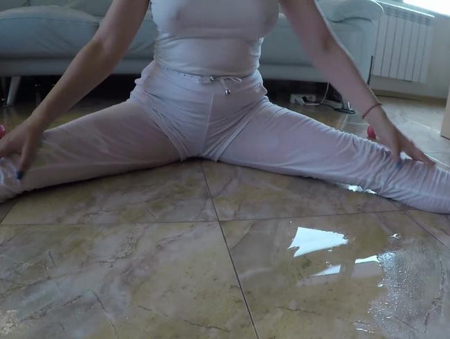 In weiße Yoga-Leggings und Shorts getränkt und durchnässt pinkeln