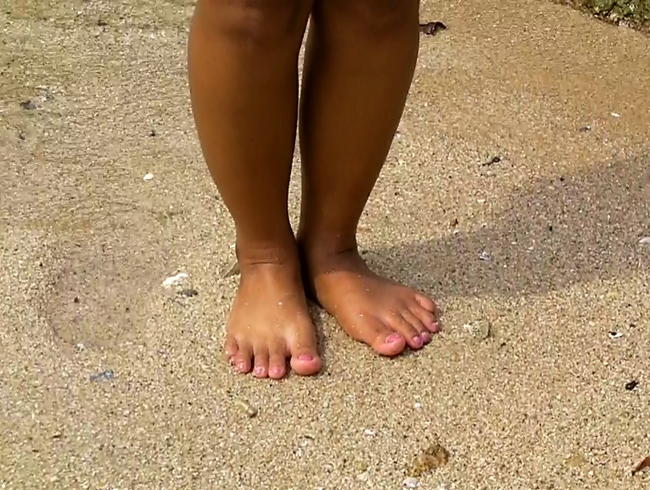 Sexy Füße im warmen Meer