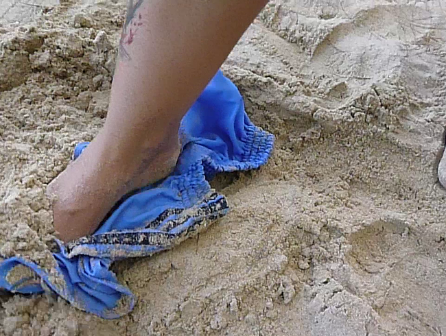 Barfuss im Sand / Crushing einer alten fertigen Shiny Satin Glanzshorts Turnhose Shorts