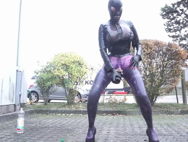 Big Boobs Latex Catsuit und Bluse Outdoor Plugged City Walk und masturbieren TEIL 4