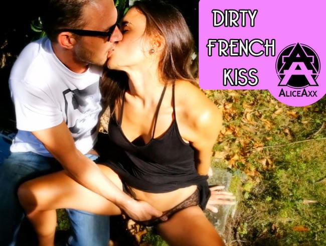 French kiss très hot
