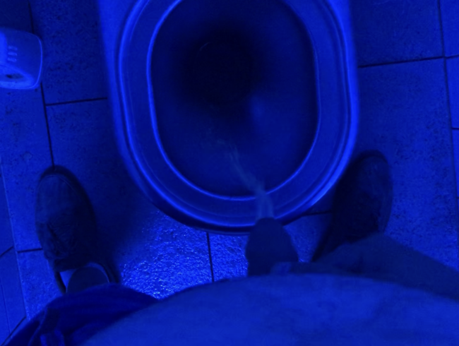 Pissen bei Blauer Toilette OMG wie geil