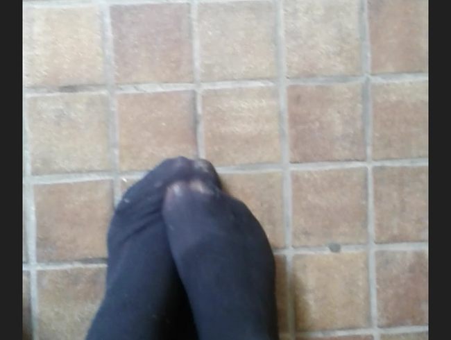 Füße in Strumpfhose in der Öffentlichkeit ;)