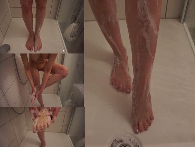 Komplett nackt die Füße einschäumen. In der Dusche.