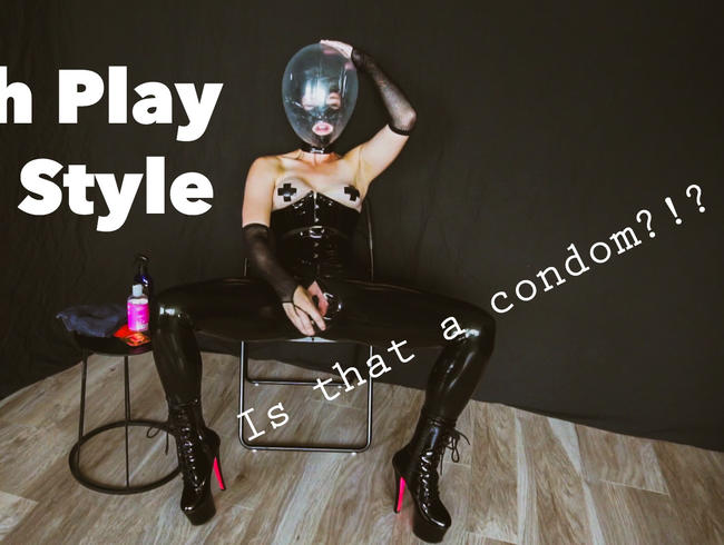 Kondom-Atemspiel erregt Gummimädchen zum Orgasmu