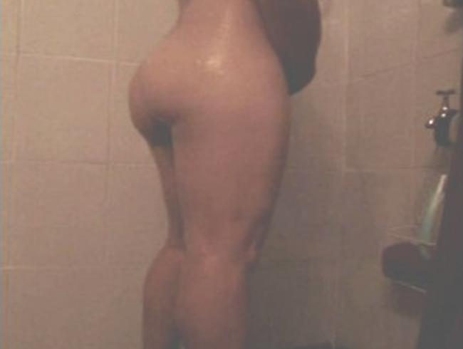 Nackt mit High Heels unter der Dusche