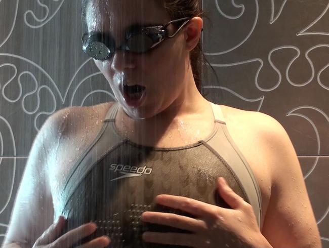 Shower in Japanese grey Fastskin swimsuit