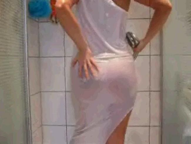 ICH - im Kleid unter der Dusche 2
