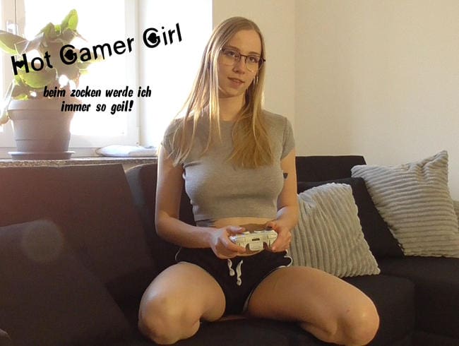 Hot Gamer Girl - beim zocken geil geworden!