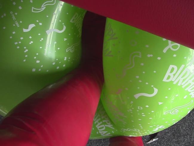 Mit roten Latexstrümpfen grünen Ballon traktiert.