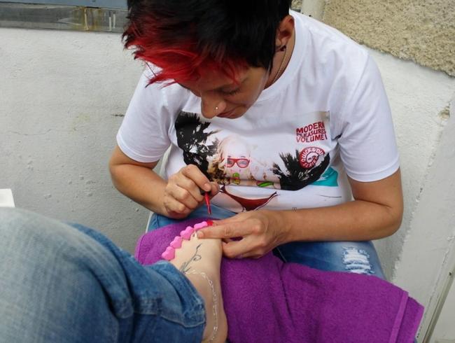 Freundin lackiert meine Fußnägel !