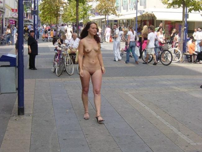 Nackt in der Fussgängerzone