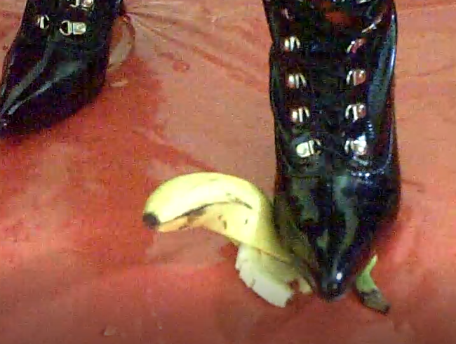Herrin zerquetscht Banane