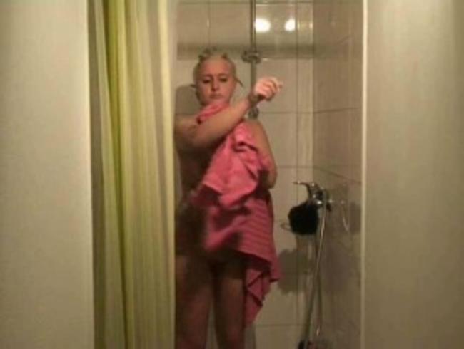 Drehgirl beim Duschen...