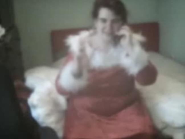 Weihnachtsfrau beim Telefonieren vor der Cam