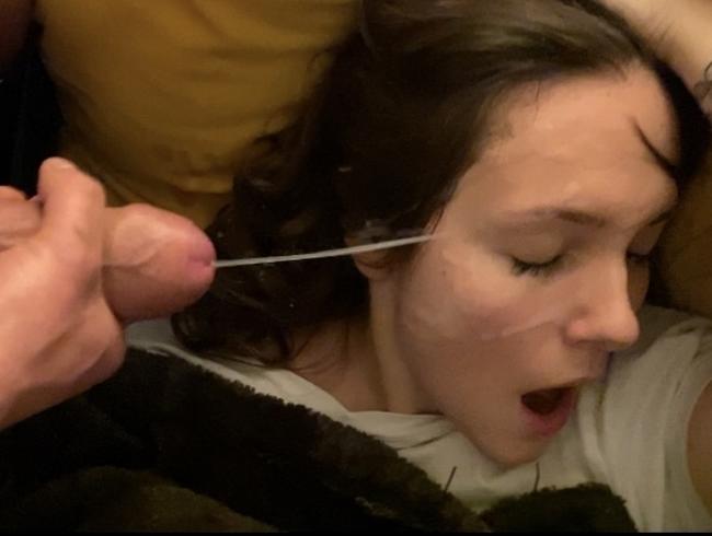 Spermageiler Mila direkt ins Gesicht gespritzt