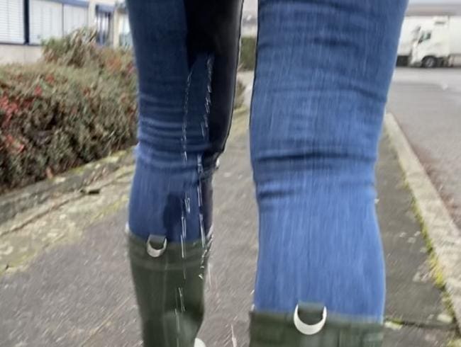 Chloé startet breitbeinig in den Pisswalk (keine 2 Minuten nach dem Pissvideo im Stehen)