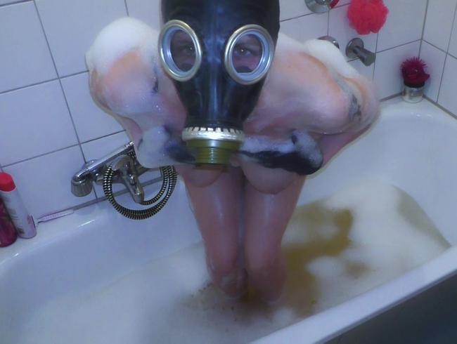 Gasmaske Die Schlampe in der Badewanne