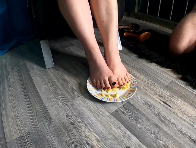 Das perfekte Sklaven Mahl für Fuß Fetis