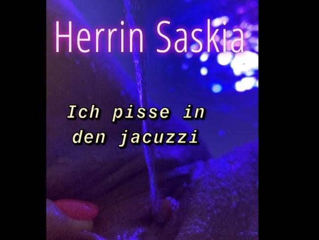Herrin pisst in Jacuzzi