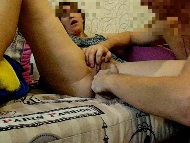 Russische Milf spreizte ihre wunderschönen Beine vor einem Mann.