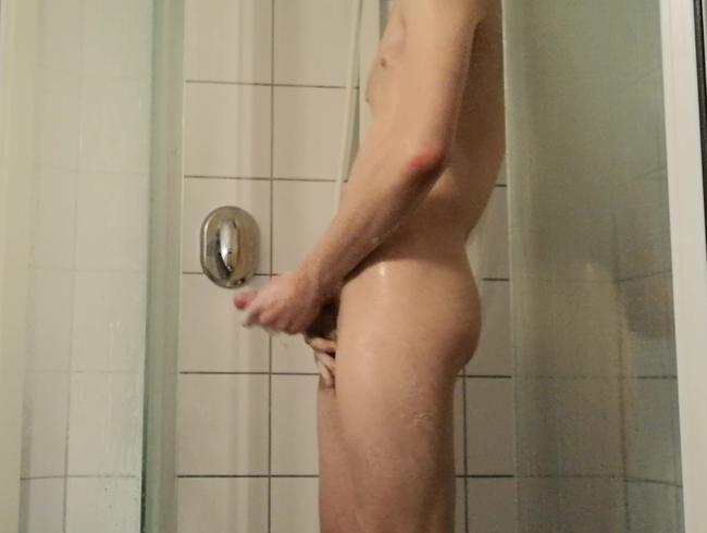 Beim Duschen erhebt sich mein Schwanz