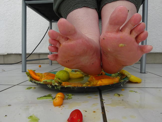 Foodcrushing Obstsalat liebevoll mit meinen Füßen verdrückt, mundgerecht für dich zubereitet