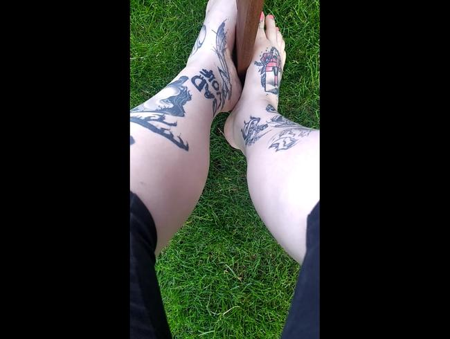 Meine geilen Füße streicheln den Rasen und das Tischbein
