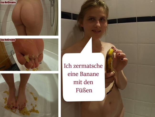 Mit den Füßen eine Banane zertrampelt, nackt in der Dusche