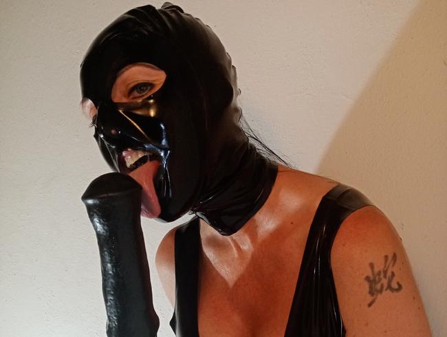 Squirt im Latex-Outfit
