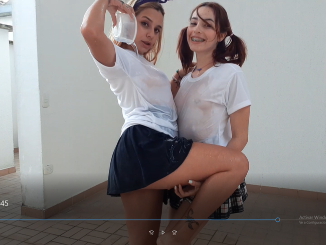 zwei sexy und schöne Mädchen im nassen T-Shirt