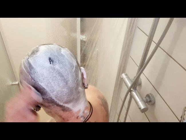 In der Dusche rasiert